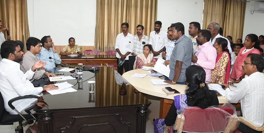 ಮೈಸೂರಿನ ಜಿಲ್ಲಾಧಿಕಾರಿ ಕಚೇರಿಯಲ್ಲಿ ಗುರುವಾರ ಅಧಿಕಾರಿಗಳ ಸಭೆ ನಡೆಸಿದ ಶಾಸಕ ಅನಿಲ್ ಚಿಕ್ಕಮಾದು ಎಚ್‌.ಡಿ.ಕೋಟೆ ಕ್ಷೇತ್ರದ ಜನರ ಅಹವಾಲು ಆಲಿಸಿದರು