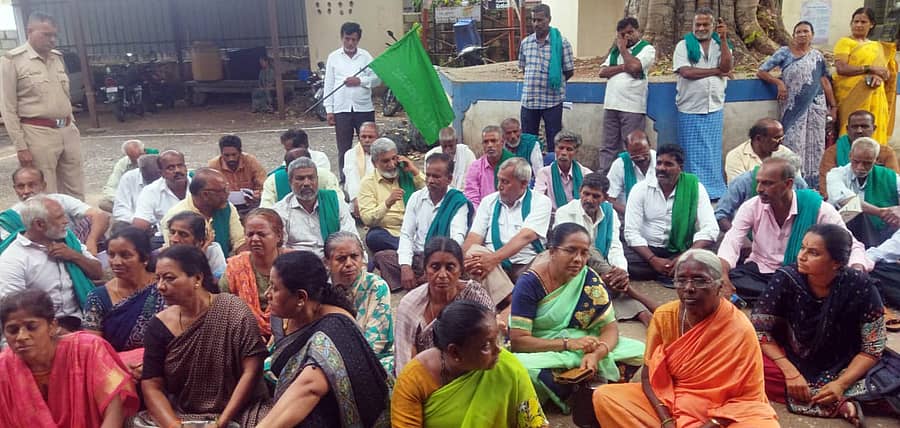 ನ್ಯಾಯಾಲಯದಲ್ಲಿ ಪ್ರಕರಣ ವಿಚಾಣೆಯ ಹಂತದಲ್ಲಿದ್ದರೂ ಶ್ರೀರಂಗಪಟ್ಟಣ ತಾಲ್ಲೂಕಿನ ಕಿರಂಗೂರು ಗ್ರಾಮದ ಮನೆಯೊಂದಕ್ಕೆ ಮುಜರಾಯಿ ಹಾಗೂ ಪೊಲೀಸ್ ಅಧಿಕಾರಿಗಳು ಬೀಗ ಹಾಕಿ ಮನೆಯಲ್ಲಿದ್ದ ನಿವಾಸಿಗಳನ್ನು ಹೊರಗೆ ಹಾಕಿದ್ದಾರೆ ಎಂದು ಆರೋಪಿಸಿ ಕುಟುಂಬದ ಸದಸ್ಯರು ಭೂಮಿತಾಯಿ ಹೋರಾಟ ಸಮಿತಿ ನೇತೃತ್ವದಲ್ಲಿ ಗುರುವಾರ ಪಟ್ಟಣ ಪೊಲೀಸ್ ಠಾಣೆ ಎದುರು ಪ್ರತಿಭಟನೆ ನಡೆಸಿದರು