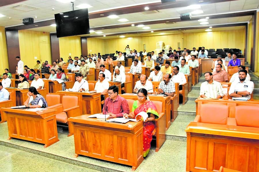 <div class="paragraphs"><p>ಮುಖ್ಯಮಂತ್ರಿ ಭೇಟಿ ಹಿನ್ನೆಲೆಯಲ್ಲಿ ಚಿಕ್ಕಬಳ್ಳಾಪುರದಲ್ಲಿ ನಡೆದ ಪೂರ್ವಸಿದ್ಧತಾ ಸಭೆಯಲ್ಲಿ ಪಾಲ್ಗೊಂಡಿದ್ದ ಅಧಿಕಾರಿಗಳು</p></div>