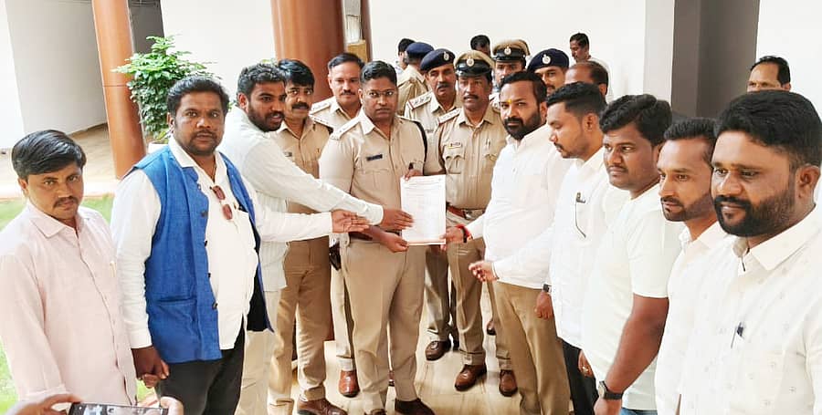 ಜಿಲ್ಲಾ ಕಾಂಗ್ರೆಸ್ ಸಮಿತಿ ಹಾಗೂ ವಿವಿಧ ಸಂಘಟನೆಗಳ ಮುಖಂಡರು ಬೀದರ್‌ನಲ್ಲಿ ಗುರುವಾರ ಎಸ್ಪಿ ಪ್ರದೀಪ್‌ ಗುಂಟಿ ಅವರಿಗೆ ಮನವಿ ಪತ್ರ ಸಲ್ಲಿಸಿದರು
