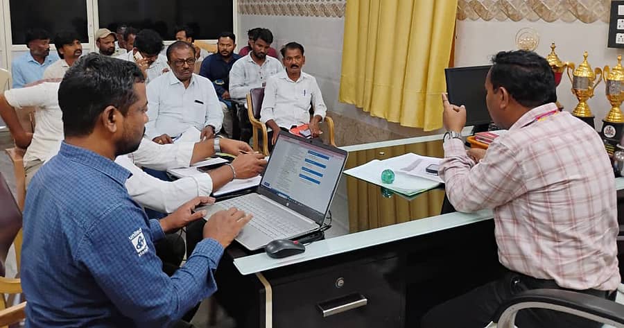 ಮುಂಡರಗಿ ತಾಲ್ಲೂಕು ಪಂಚಾಯಿತಿಯಲ್ಲಿ ನಡೆದ ತಾಲ್ಲೂಕು ನರೇಗಾ ಸಿಬ್ಬಂದಿಗಳ ಸಭೆಯಲ್ಲಿ ತಾಲ್ಲೂಕು ಪಂಚಾಯಿತಿ ಇಒ ವಿಶ್ವನಾಥ ಹೊಸಮನಿ ಮಾತನಾಡಿದರು