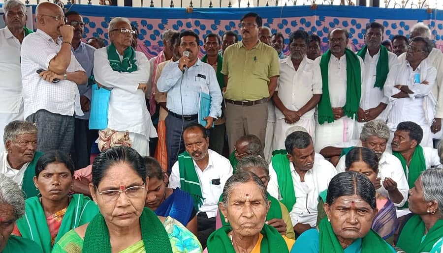 ಚಳ್ಳಕೆರೆ ವಿವಿಧ ಬೇಡಿಕೆಗಳ ಈಡೇರಿಕೆಗೆ ಆಗ್ರಹಿಸಿ ಗುರುವಾರ ರೈತ ಸಂಘದ ತಾಲ್ಲೂಕು ಕಾರ್ಯಕರ್ತರು ತಾಲ್ಲೂಕು ಕಚೇರಿ ಮುಂದೆ ಬೃಹತ್ ಪ್ರತಿಭಟನೆ ನಡೆಸಿದರು.