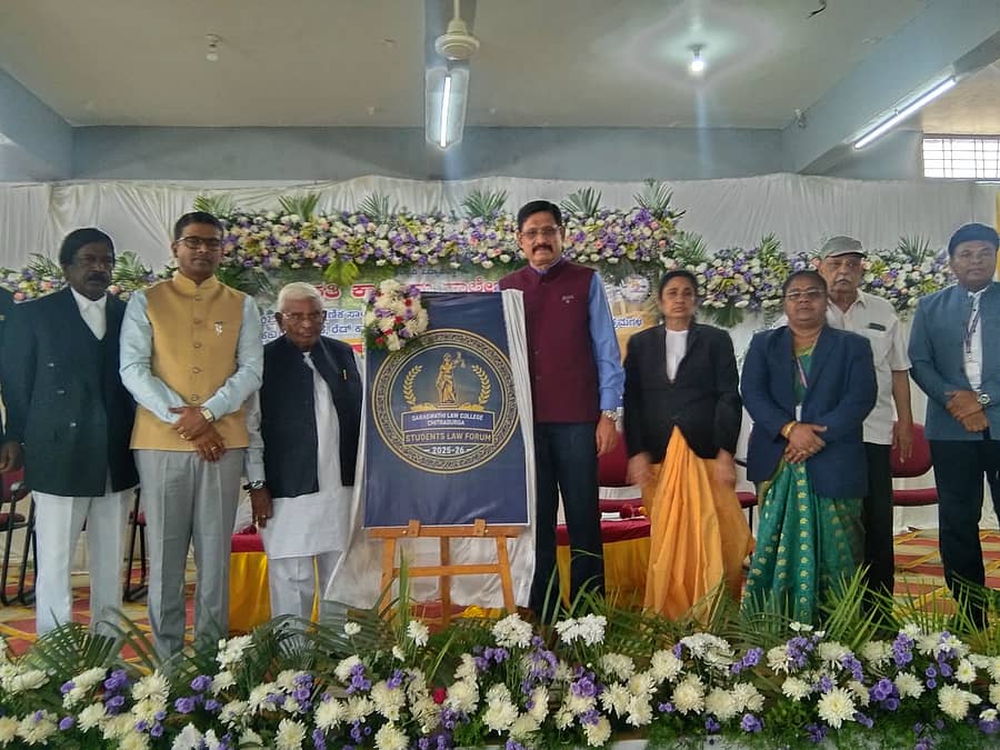 ಸರಸ್ವತಿ ಕಾನೂನು ಕಾಲೇಜಿನ ರಜತ ಮಹೋತ್ಸವ ಸಭಾಂಗಣದಲ್ಲಿ ನಡೆದ ಸಮಾರಂಭದಲ್ಲಿ ಗಣ್ಯರು ‘ವಿದ್ಯಾರ್ಥಿ ಕಾನೂನು ಫೋರಂ’ಗೆ ಚಾಲನೆ ನೀಡಿದರು