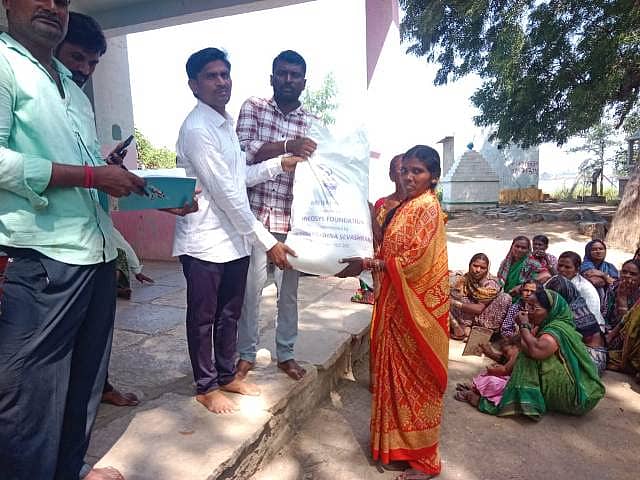 <div class="paragraphs"><p>ವಡಗೇರಾ ತಾಲ್ಲೂಕಿನ ಶಿವನೂರು ಗ್ರಾಮದ ನೆರೆ ಸಂತ್ರಸ್ತ ಕುಟುಂಬಗಳಿಗೆ ಉತ್ತರ ಕರ್ನಾಟಕದ ಪ್ರವಾಹ ಪರಿಹಾರ ಕಾರ್ಯಕ್ರಮ-2025 ರ ಅಡಿ ಇನ್ಫೋಷಿಸ್ ಫೌಂಡೇಷನ್ ಹಾಗೂ ಶ್ರೀ ರಾಮಕೃಷ್ಣ ಸೇವಾಶ್ರಮದ ಸಹಯೋಗದಲ್ಲಿ ಉಚಿತವಾಗಿ ಆಹಾರ ದಾನ್ಯಗಳ ಕಿಟ್ ಗಳನ್ನು ವಿತರಿಸಲಾಯಿತು.</p></div>