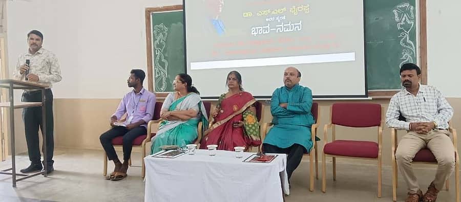 ಹುಬ್ಬಳ್ಳಿಯ ಕಾಡಸಿದ್ಧೇಶ್ವರ ಮಹಾವಿದ್ಯಾಲಯ ಹಾಗೂ ಎಚ್.ಎಸ್. ಕೋತಂಬ್ರಿ ವಿಜ್ಞಾನ ಸಂಸ್ಥೆಯಲ್ಲಿ ಗುರುವಾರ ಏರ್ಪಡಿಸಿದ್ದ ‘ಭಾವ-ನಮನ’ ಕಾರ್ಯಕ್ರಮದಲ್ಲಿ ಪೊಲೀಸ್ ಅಧಿಕಾರಿ ಸೋಮು ರೆಡ್ಡಿ ಮಾತನಾಡಿದರು