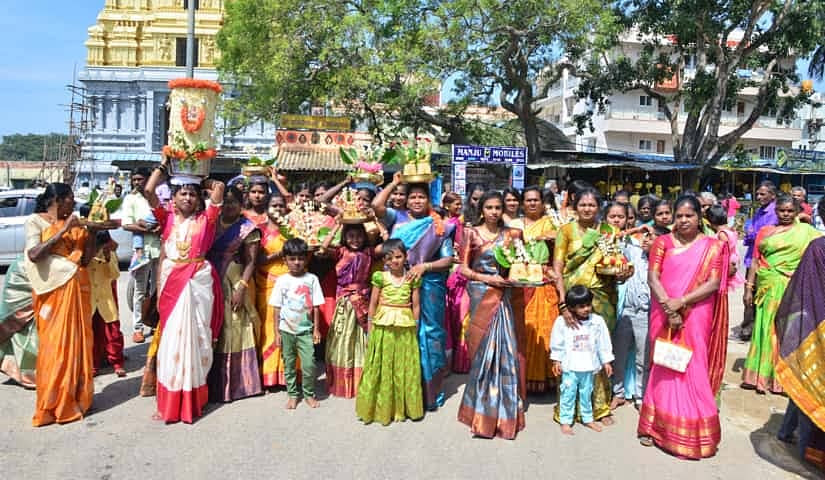 ಮಾಲೂರು ತಾಲ್ಲೂಕಿನ ಚಿಕ್ಕತಿರುಪತಿ ಗ್ರಾಮದಲ್ಲಿ ದೀಪೋತ್ಸವ ಕಾರ್ಯಕ್ರಮದಲ್ಲಿ ಮಹಿಳೆಯುರು ತಲೆ ಮೇಲೆ ತಂಬಿಟ್ಟು ಹೊತ್ತು ದೀಪೋತ್ಸವ ಆಚರಿಸಿದರು