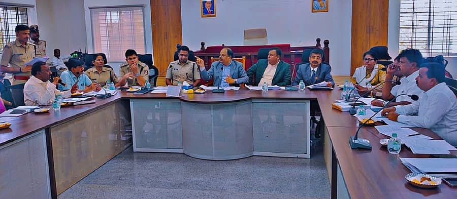 ಕೋಲಾರದಲ್ಲಿ ಗುರುವಾರ ಎಸ್ಸಿ ಮತ್ತು ಎಸ್ಟಿ ಜಾಗೃತಿ ಸಮಿತಿ ಸಭೆ ಜಿಲ್ಲಾಧಿಕಾರಿ ಎಂ.ಆರ್.ರವಿ ನೇತೃತ್ವದಲ್ಲಿ ನಡೆಯಿತು