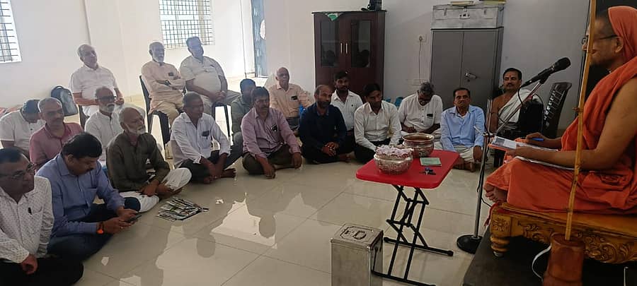 ಶಿವಮೊಗ್ಗದ ಶಂಕರಮಠದಲ್ಲಿ ಸೋಂದಾ ಸ್ವರ್ಣವಲ್ಲಿ ಮಹಾಸಂಸ್ಥಾನ ಮಠದ ಜಗದ್ಗುರು ಗಂಗಾಧರೇಂದ್ರ ಸರಸ್ವತಿ ಸ್ವಾಮೀಜಿ ನೇತೃತ್ವದಲ್ಲಿ ಗುರುವಾರ ನಡೆದ ಸಭೆಯ ನೋಟ