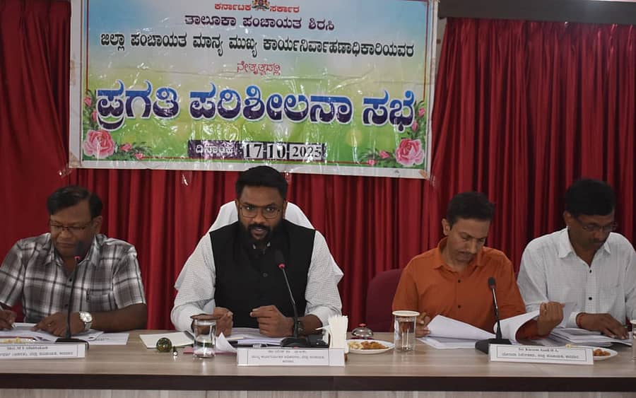 ಶಿರಸಿಯಲ್ಲಿ ನಡೆದ ಕೆಡಿಪಿ ಸಭೆಯಲ್ಲಿ ಜಿಲ್ಲಾ ಪಂಚಾಯಿತಿ ಸಿಇಒ ಡಾ. ದಿಲೀಷ್ ಶಶಿ ಮಾತನಾಡಿದರು