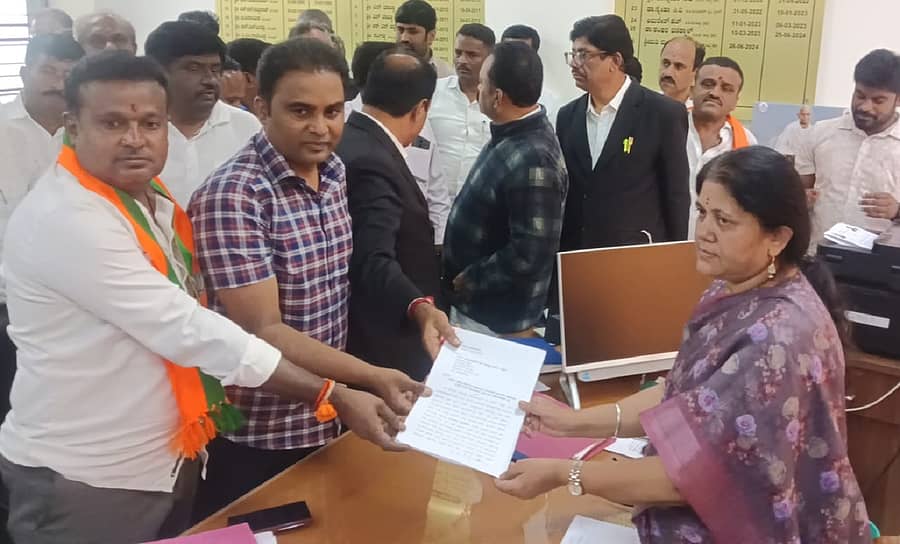 ಕೋಲಾರದಲ್ಲಿ ಶುಕ್ರವಾರ ಮಾಲೂರು ಕ್ಷೇತ್ರದ ಮರು ಮತ ಎಣಿಕೆ ಸಂಬಂಧ ಮಾಜಿ ಶಾಸಕ ಕೆ.ಎಸ್‌.ಮಂಜುನಾಥ್‌ ಗೌಡ ಹಾಗೂ ಬಿಜೆಪಿ ಜಿಲ್ಲಾಧ್ಯಕ್ಷ ಓಂಶಕ್ತಿ ಚಲಪತಿ, ಹೆಚ್ಚುವರಿ ಜಿಲ್ಲಾಧಿಕಾರಿ ಎಸ್‌.ಎಂ.ಮಂಗಳಾ ಅವರಿಗೆ ಮನವಿ ಪತ್ರ ಸಲ್ಲಿಸಿದರು