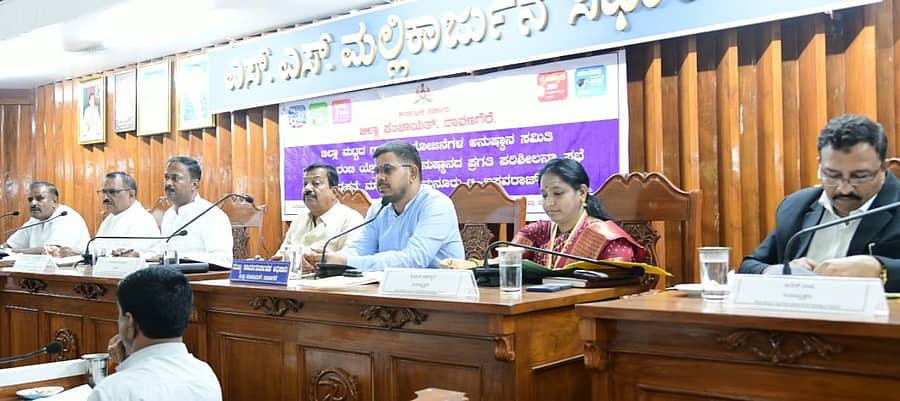 ದಾವಣಗೆರೆಯ ಜಿಲ್ಲಾ ಪಂಚಾಯಿತಿ ಸಭಾಂಗಣದಲ್ಲಿ ಶುಕ್ರವಾರ ನಡೆದ ಗ್ಯಾರಂಟಿ ಅನುಷ್ಠಾನ ಪ್ರಗತಿ ಪರಿಶೀಲನಾ ಸಭೆಯಲ್ಲಿ ರಾಜ್ಯ ಗ್ಯಾರಂಟಿ ಅನುಷ್ಠಾನ ಪ್ರಾಧಿಕಾರದ ಉಪಾಧ್ಯಕ್ಷ ದಿನೇಶ್ ಗೂಳಿಗೌಡ ಮಾತನಾಡಿದರು