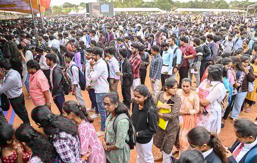 ಮೈಸೂರಿನ ಮಹಾರಾಜ ಮೈದಾನದಲ್ಲಿ ಶುಕ್ರವಾರ ಆಯೋಜಿಸಿದ್ದ ಮೈಸೂರು ವಿಭಾಗೀಯ ಮಟ್ಟದ ಬೃಹತ್ ಉದ್ಯೋಗ ಮೇಳದಲ್ಲಿ ಹೆಸರು ನೋಂದಾಯಿಸಲು ಸರದಿಯಲ್ಲಿ ನಿಂತ ಆಕಾಂಕ್ಷಿಗಳು  ಪ್ರಜಾವಾಣಿ ಚಿತ್ರ: ಅನೂಪ್ ರಾಘ ಟಿ.