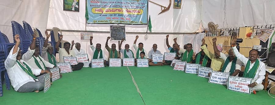 ಆನೇಕಲ್ ತಾಲ್ಲೂಕಿನ ಮುತ್ತಾನಲ್ಲೂರು ಗ್ರಾಮದಲ್ಲಿ ಸರ್ಜಾಪುರ ಹೋಬಳಿಯಲ್ಲಿ ಕೆಐಎಡಿಬಿ ಭೂಸ್ವಾಧೀನ ಪ್ರಕ್ರಿಯೆ ಖಂಡಿಸಿ ರೈತರು 101ನೇ ದಿನದ ಅಹೋರಾತ್ರಿ ಪ್ರತಿಭಟನೆ ನಡೆಸಿದರು