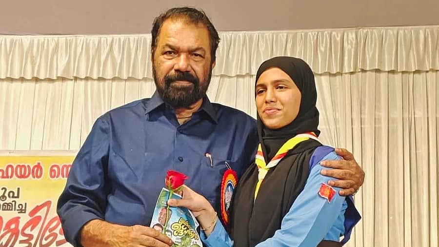 <div class="paragraphs"><p>ವಿದ್ಯಾರ್ಥಿನಿಯೊಂದಿಗೆ ಕೇರಳ ಶಿಕ್ಷಣ ಸಚಿವ ಶಿವನ್‌ಕುಟ್ಟಿ</p></div>