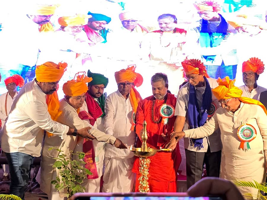 ಬ್ರಿಟಿಷರ ವಿರುದ್ಧ ಹೋರಾಡಿ ಹುತಾತ್ಮರಾದ ವೀರ ಜಡಗಣ್ಣ ಮತ್ತು ಬಾಲಣ್ಣ ಅವರ ಕಂಚಿನ ಮೂರ್ತಿ ಅನಾವರಣ ಹಾಗೂ ಮಹರ್ಷಿ ವಾಲ್ಮೀಕಿ ಜಯಂತಿ ಕಾರ್ಯಕ್ರಮವನ್ನು ಮುಧೋಳದ ಡಾ.ಬಿ.ಆರ್. ಅಂಬೇಡ್ಕರ್ ಭವನದಲ್ಲಿ ಲೋಕೋಪಯೋಗಿ ಸಚಿವ ಸತೀಶ ಜಾರಕಿಹೊಳಿ ಉದ್ಘಾಟಿಸಿದರು