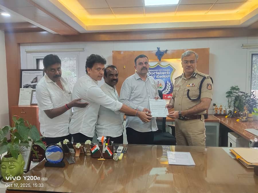 ಆರ್‌ಎಸ್‌ಎಸ್‌ ಕಚೇರಿ ಎದುರು ಪ್ರತಿಭಟನೆ ನಡಸಿದವರ ವಿರುದ್ಧ ಕ್ರಮಕ್ಕೆ ಆಗ್ರಹಿಸಿ ನಗರ ಪೊಲೀಸ್‌ ಕಮಿಷನರ್ ಸೀಮಾಂತ್ ಕುಮಾರ್ ಸಿಂಗ್ ಅವರಿಗೆ ಬಿಜೆಪಿ ಮುಖಂಡರು ಶುಕ್ರವಾರ ಮನವಿ ಸಲ್ಲಿಸಿದರು
