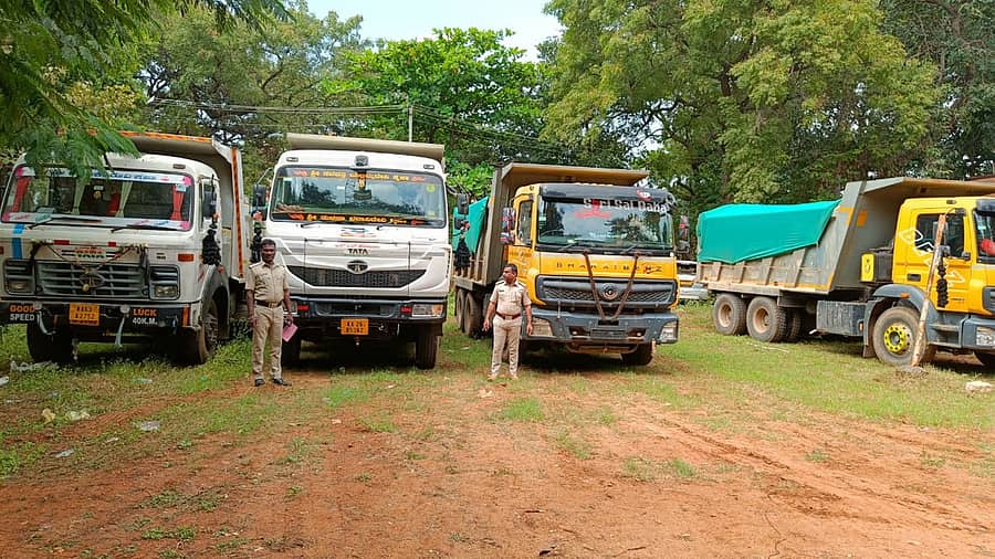 ಹೂವಿನಹಡಗಲಿ ತಾಲ್ಲೂಕಿನಲ್ಲಿ ನಿಯಮ ಉಲ್ಲಂಘಿಸಿ ಮರಳು ಸಾಗಣೆ ಮಾಡುತ್ತಿದ್ದ ನಾಲ್ಕು ಟಿಪ್ಪರ್ ಗಳನ್ನು ಸಾರಿಗೆ ಅಧಿಕಾರಿಗಳು ವಶಪಡಿಸಿಕೊಂಡಿರುವುದು