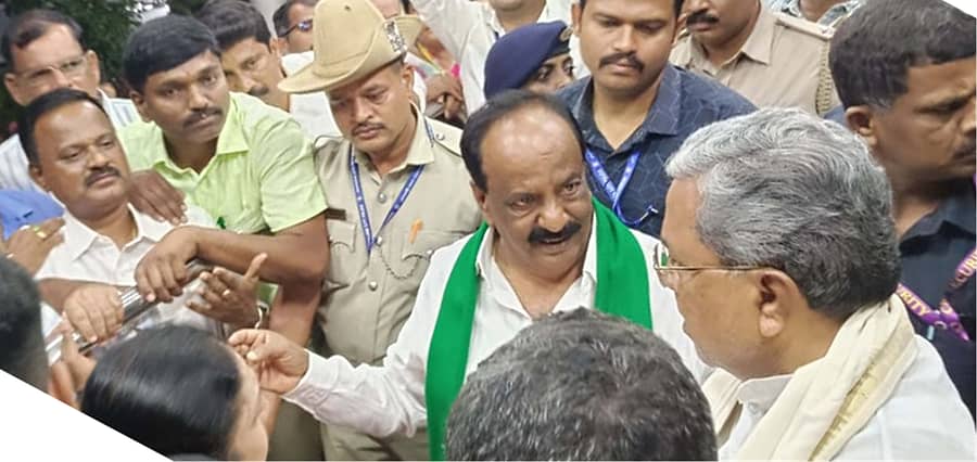 ಪುರಸಭೆ ಮತ್ತು ನಗರಸಭೆಗಳು ಪೂರ್ಣಾವಧಿ ಕಾರ್ಯ ನಿರ್ವಹಿಸಲು ಸಹಕರಿಸಬೇಕು ಎಂದು ಮುಖ್ಯಮಂತ್ರಿ ಸಿದ್ದರಾಮಯ್ಯ ಅವರಿಗೆ ನವಲಗುಂದ ಶಾಸಕ ಎನ್‌.ಎಚ್‌.ಕೋನರಡ್ಡಿ ಅವರ ನೇತೃತ್ವದಲ್ಲಿ ಗುರುವಾರ ಮನವಿ ಸಲ್ಲಿಸಲಾಯಿತು. ಕಡೂರು ಪುರಸಭಾಧ್ಯಕ್ಷ ಭಂಡಾರಿ ಶ್ರೀನಿವಾಸ್‌ ಇದ್ದರು.