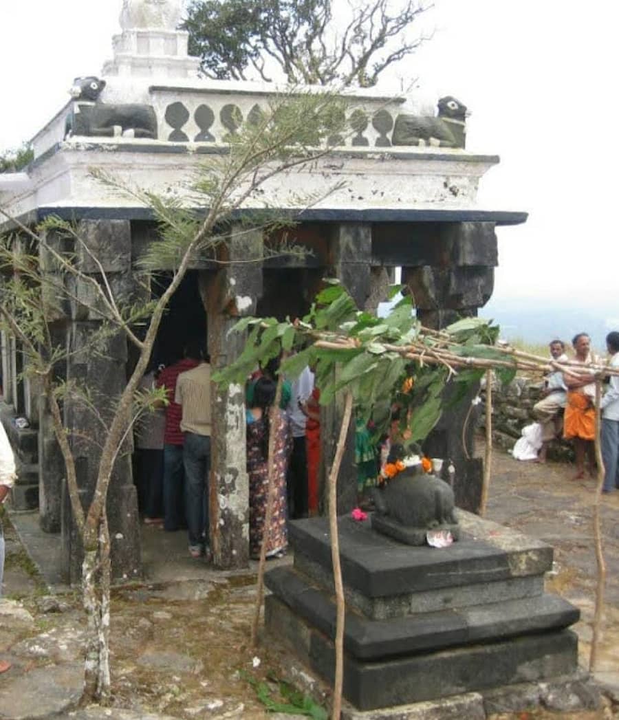 ಗೋಣಿಕೊಪ್ಪಲು ಬಳಿಯ ಕುಂದ ಬೆಟ್ಟದ ಮೇಲಿನ ಈಶ್ವರ ದೇವಸ್ಥಾನದಲ್ಲಿ ಪೂಜೆ ಸಲಿಸಲಾಯಿತು.