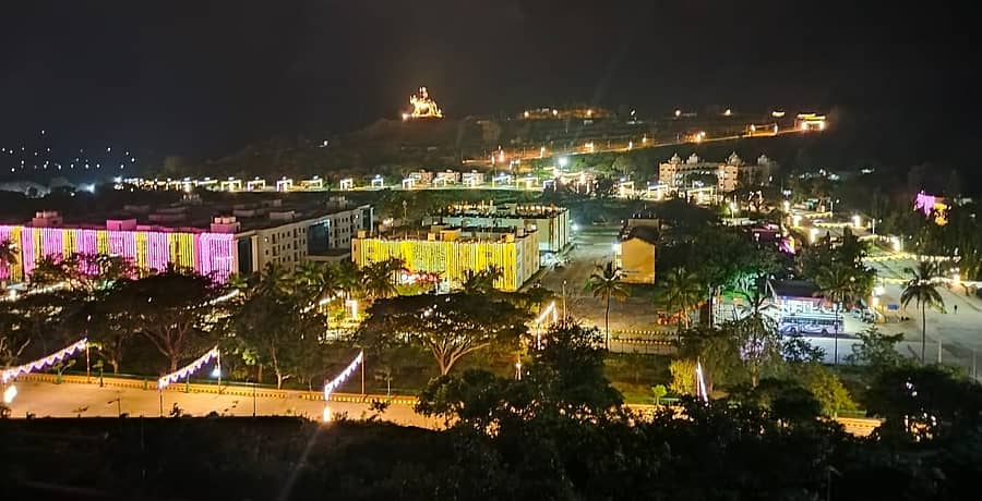 ಮಲೆ ಮಹದೇಶ್ವರನ ದೇಗುಲದಲ್ಲಿ ಅ.18ರಿಂದ ಆರಂಭವಾಗುವ ದೀಪಾವಳಿ ಜಾತ್ರಾ ಮಹೋತ್ಸವ ಹಿನ್ನೆಲೆಯಲ್ಲಿ ಕ್ಷೇತ್ರ ವಿದ್ಯುತ್ ದೀಪಾಲಂಕಾರದಿಂದ ಕಂಗೊಳಿಸುತ್ತಿರುವ ದೃಶ್ಯ