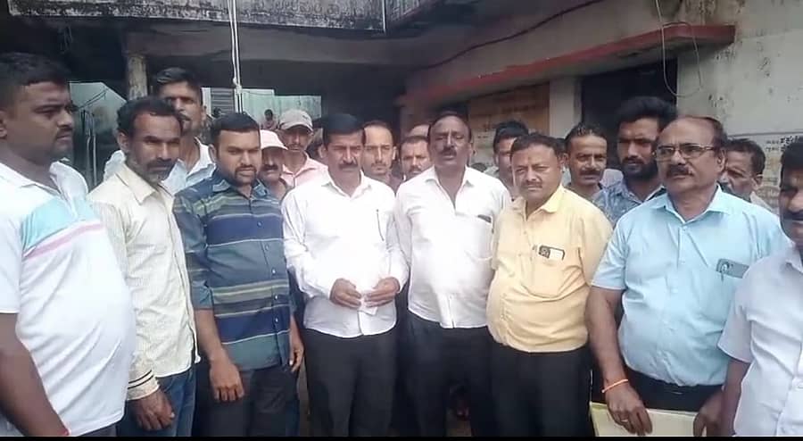 ಹೆತ್ತೂರು ಗ್ರಾಮ ಪಂಚಾಯಿತಿ ಎದುರು ಗ್ರಾಮಸ್ಥರು ಪ್ರತಿಭಟನೆ ನಡೆಸಿದರು.