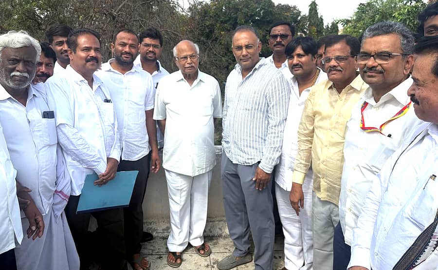 ಮೊಳಕಾಲ್ಮುರಿಗೆ ಮಂಜೂರಾಗಿರುವ 200 ಹಾಸಿಗೆಗಳ ನೂತನ ಆಸ್ಪತ್ರೆ ನಿರ್ಮಾಣಕ್ಕೆ ಶುಕ್ರವಾರ ಸಚಿವ ದಿನೇಶ್‌ ಗುಂಡೂರಾವ್‌ ಭೇಟಿ ನೀಡಿ ಸ್ಥಳ ಪರಿಶೀಲಿಸಿದರು 