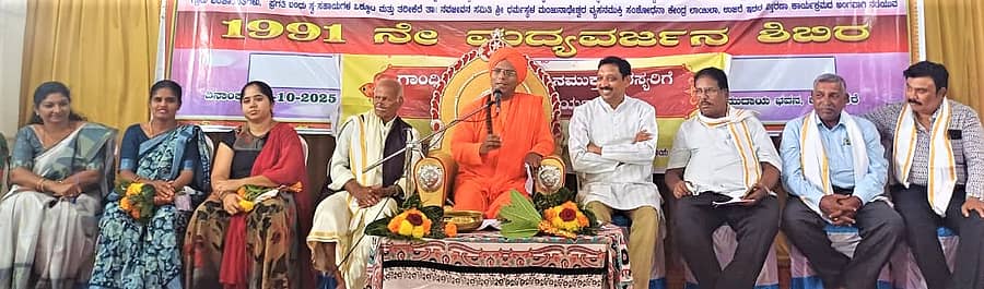 ಕೊರಟಿಕೆರೆ ಗ್ರಾಮದ ಬೊಮ್ಮಲಿಂಗೇಶ್ವರ ಸಮುದಾಯ ಭವನದಲ್ಲಿ ನಡೆದ 1991ನೇ ಮದ್ಯವರ್ಜನ ಶಿಬಿರದ ಸಮಾರೋಪ ಮತ್ತು ಗಾಂಧಿ ಸ್ಮೃತಿ ಸಮಾರಂಭದಲ್ಲಿ ಚಿಕ್ಕಮಗಳೂರಿನ ಬಸವ ತತ್ವ ಪೀಠದ ಬಸವ ಮರುಳಸಿದ್ದ ಸ್ವಾಮೀಜಿ ಸಾನ್ನಿಧ್ಯ ವಹಿಸಿ ಮಾತನಾಡಿದರು