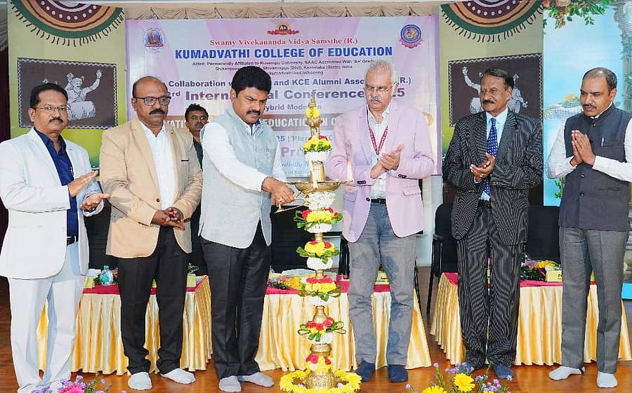 ಶಿಕಾರಿಪುರದ ಕುಮದ್ವತಿ ಬಿ.ಇಡಿ. ಕಾಲೇಜಿನಲ್ಲಿ ಶುಕ್ರವಾರ ನಡೆದ ಮೂರನೇ ಅಂತರರಾಷ್ಟ್ರೀಯ ಶೈಕ್ಷಣಿಕ ಸಮ್ಮೇಳನವನ್ನು ಸಂಸದ ಬಿ.ವೈ.ರಾಘವೇಂದ್ರ ಉದ್ಘಾಟಿಸಿದರು