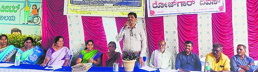 <div class="paragraphs"><p>ಬೆಳಕವಾಡಿ ಸಮೀಪದ ಹೊಸಹಳ್ಳಿ ಗ್ರಾಮ ಪಂಚಾಯಿತಿ ಆವರಣದಲ್ಲಿ ನಡೆದ ನರೇಗಾ ಯೋಜನೆಯ ಸಾಮಾಜಿಕ ಪರಿಶೋಧನೆ ಗ್ರಾಮ ಸಭೆಯಲ್ಲಿ ತಾಲ್ಲೂಕು ಸಾಮಾಜಿಕ ಪರಿಶೋಧನೆ ಸಂಯೋಜಕ ಎನ್.ಪಿ.ಮಹೇಶ್ ಮಾತನಾಡಿದರು</p></div>