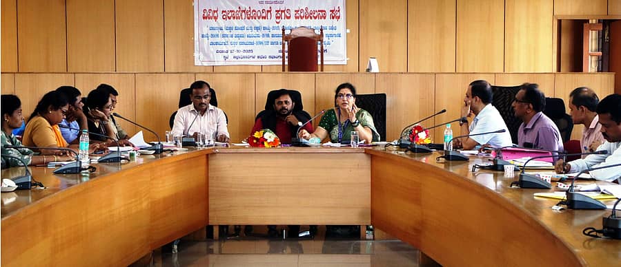 ರಾಮನಗರದ ಜಿಲ್ಲಾಧಿಕಾರಿ ಕಚೇರಿ ಸಭಾಂಗಣದಲ್ಲಿ ನಡೆದ ಪ್ರಗತಿ ಪರಿಶೀಲನಾ ಸಭೆಯಲ್ಲಿ ರಾಜ್ಯ ಮಕ್ಕಳ ಹಕ್ಕುಗಳ ರಕ್ಷಣಾ ಆಯೋಗದ ಅಧ್ಯಕ್ಷ ಕೆ.ಎನ್. ನಾಗಣ್ಣ ಮಾತನಾಡಿದರು. ಸದಸ್ಯ ಎಸ್. ಮಂಜು, ಹೆಚ್ಚುವರಿ ಜಿಲ್ಲಾಧಿಕಾರಿ ಆರ್. ಚಂದ್ರಯ್ಯ ಇದ್ದಾರೆ