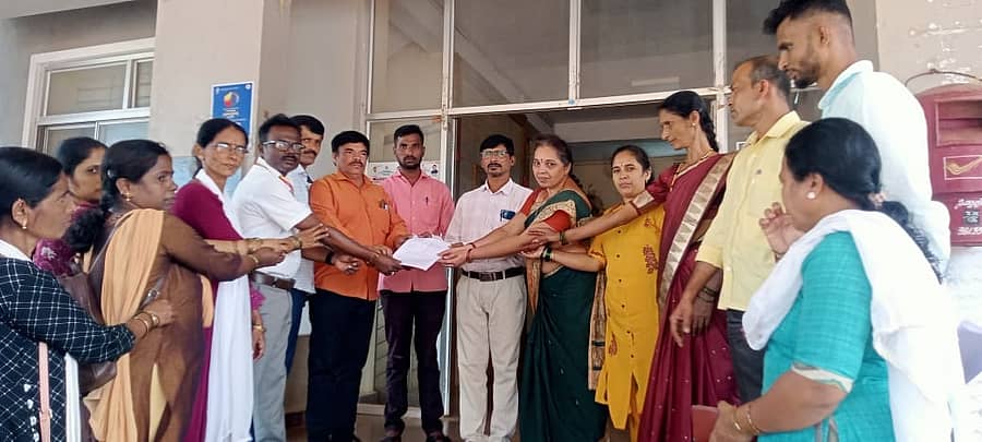 ಗ್ರಂಥಾಲಯ ಮೇಲ್ವಿಚಾರಕರ ಸಂಘದಿಂದ ಸಿದ್ದಾಪುರ ತಹಶೀಲ್ದಾರ್‌ಗೆ ಮನವಿ ಸಲ್ಲಿಸಲಾಯಿತು
