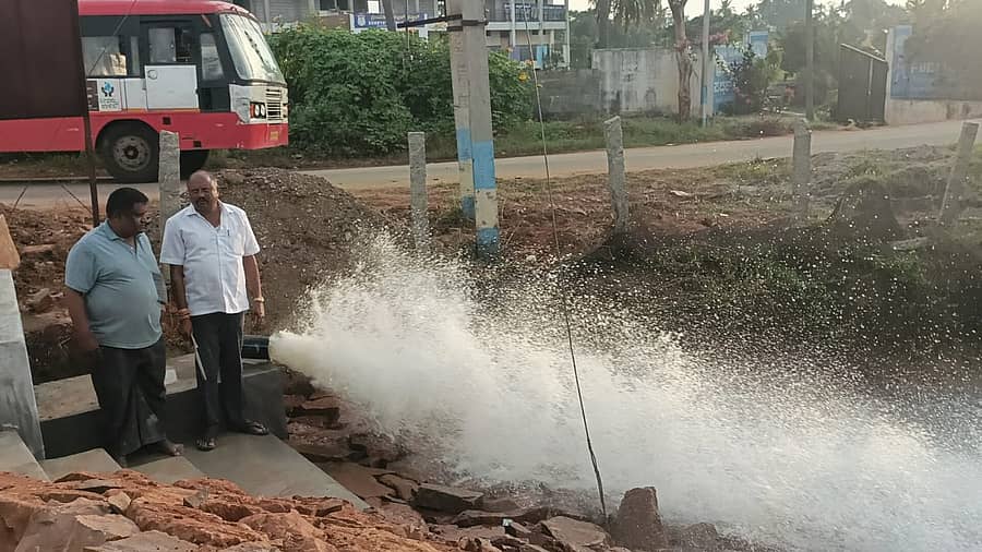 ಹಾರೋಹಳ್ಳಿ ಹನುಮಂತಪುರ ಕೆರೆಗೆ ನೀರು ಹರಿಯುತ್ತಿರುವುದು 