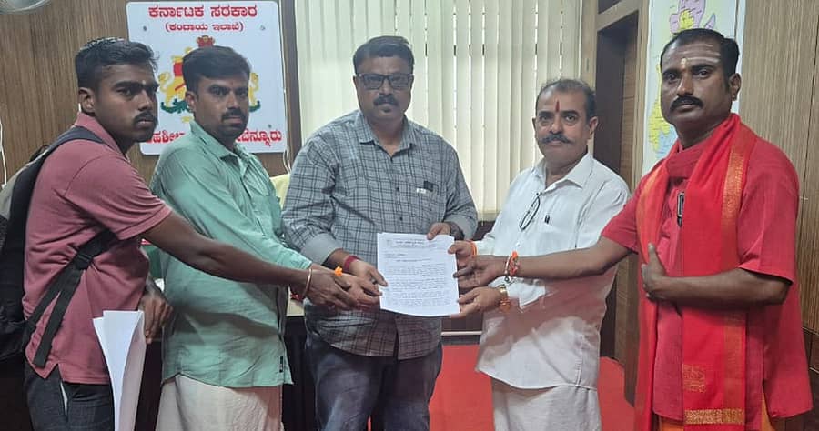 ಹಿಂದೂ ಜನಜಾಗೃತಿ ಸಮಿತಿ ಪದಾಧಿಕಾರಿಗಳು ರಾಣೆಬೆನ್ನೂರು ತಹಶೀಲ್ದಾರ್‌ ಶಿವಕುಮಾರ ಕಾರಗಿ ಅವರಿಗೆ ಶುಕ್ರವಾರ ಮನವಿ ಸಲ್ಲಿಸಿದರು