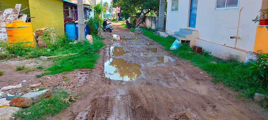 ಕಡೂರು ತಾಲ್ಲೂಕು ಬೀರೂರು ಪಟ್ಟಣದ ರಾಜಾಜಿನಗರ ಬಡಾವಣೆಯ ರಸ್ತೆಗಳು ದುಃಸ್ಥಿತಿಯಲ್ಲಿರುವುದು