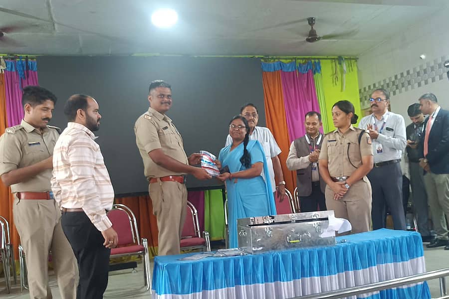 ನ್ಯಾಮತಿ ಎಸ್‌ಬಿಐ ಬ್ಯಾಂಕಿನ ಗ್ರಾಹಕರಿಗೆ ಚಿನ್ನಾಭರಣವನ್ನು ಪೊಲೀಸರು ಶುಕ್ರವಾರ ಸಾಂಕೇತಿಕವಾಗಿ ವಿತರಿಸಿದರು