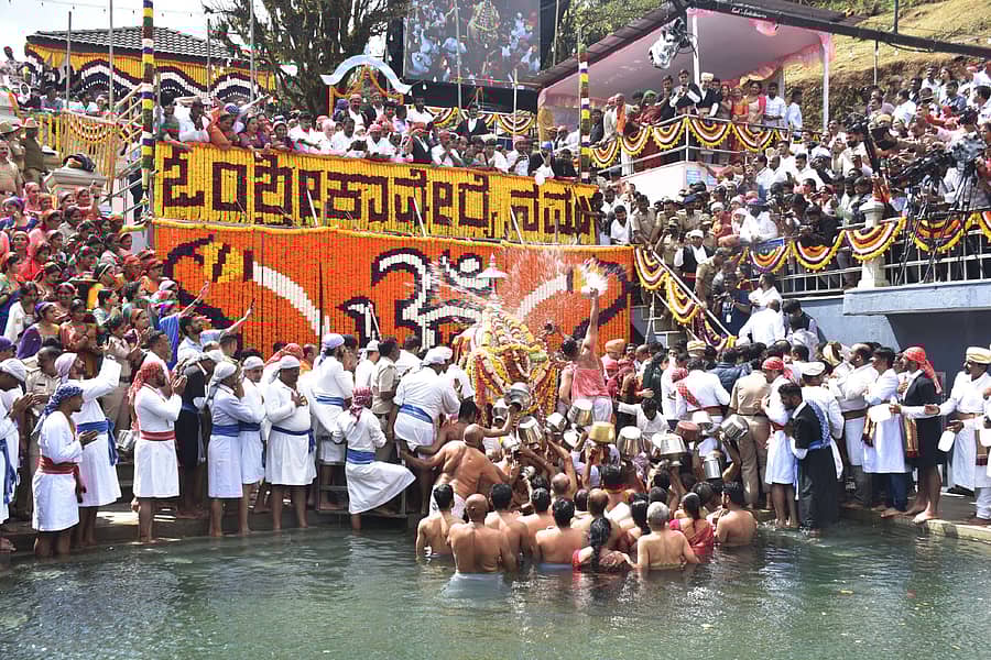 <div class="paragraphs"><p>ತಲಕಾವೇರಿಯಲ್ಲಿ ಶುಕ್ರವಾರ ಕಾವೇರಿ ಪವಿತ್ರ ತೀರ್ಥೋದ್ಭವ ಆಯಿತೆಂದು ಅರ್ಚಕ ವೃಂದ ಘೋಷಿಸುತ್ತಿದ್ದಂತೆ ತೀರ್ಥವನ್ನು ಪಡೆಯಲು ಭಕ್ತರು ಮುಗಿಬಿದ್ದರು&nbsp;</p></div>