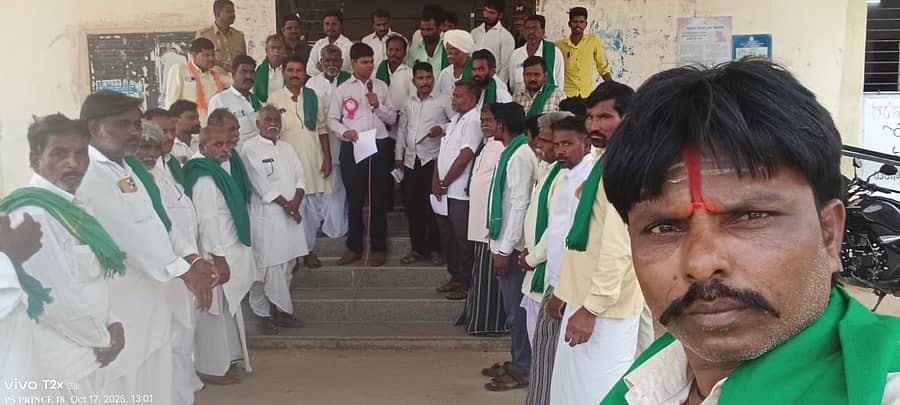 ಸುರಪುರದಲ್ಲಿ ಕರ್ನಾಟಕ ರಾಜ್ಯ ರೈತ ಸಂಘ-ಹಸಿರು ಸೇನೆ ವತಿಯಿಂದ ಶುಕ್ರವಾರ ತಹಶೀಲ್ದಾರ್ ಕಚೇರಿ ಎದುರು ಪ್ರತಿಭಟನೆ ನಡೆಸಿ ಮನವಿ ಪತ್ರ ಸಲ್ಲಿಸಲಾಯಿತು