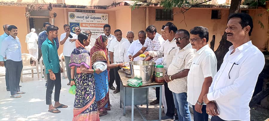 ಮುದ್ದೇಬಿಹಾಳ ಪಟ್ಟಣದ ಸರ್ಕಾರಿ ಆಸ್ಪತ್ರೆಯಲ್ಲಿ ಲಿಂ. ಶಂಕರಪ್ಪ ತಡಸದ ಸ್ಮರಣಾರ್ಥ ಲಯನ್ಸ್ ಕ್ಲಬ್ ಸಹಯೋಗದಲ್ಲಿ ಗುರುವಾರ ಅನ್ನದಾಸೋಹ ಕಾರ್ಯಕ್ರಮ ನಡೆಯಿತು