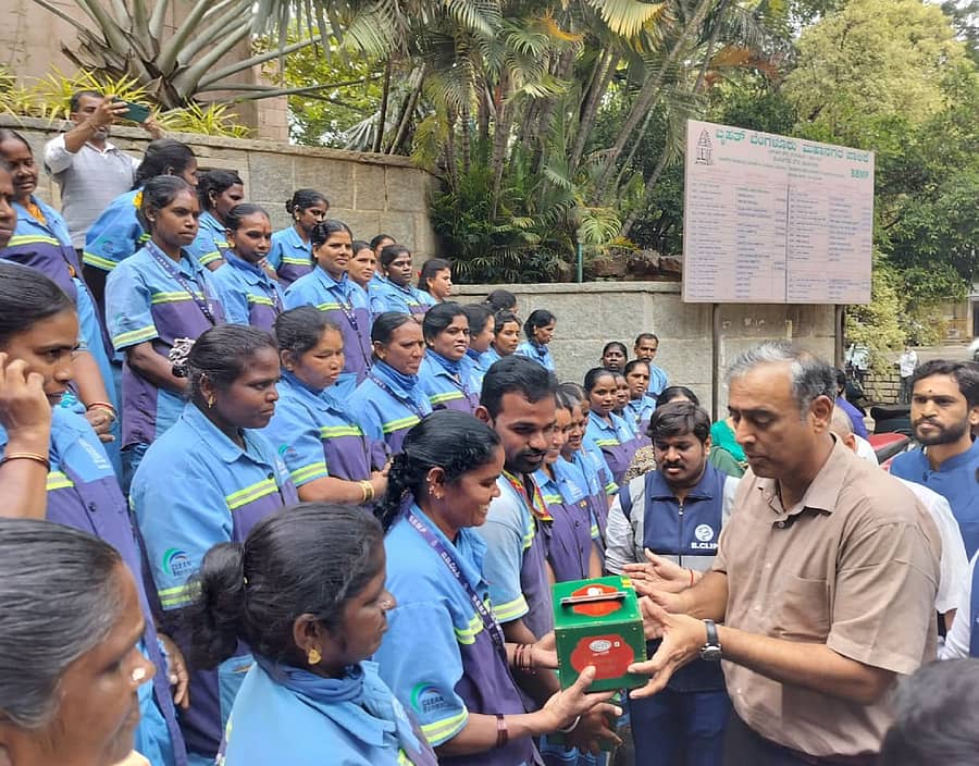 <div class="paragraphs"><p>ದೀಪಾವಳಿ ಹಬ್ಬದ ಪ್ರಯುಕ್ತ ಬಿ-ಪ್ಯಾಕ್ ವತಿಯಿಂದ ಪೌರಕಾರ್ಮಿಕರಿಗೆ ಜಿಬಿಎ ಮುಖ್ಯ ಆಯುಕ್ತ ಎಂ. ಮಹೇಶ್ವರ ರಾವ್ ಶುಕ್ರವಾರ ಸಿಹಿ ತಿನಿಸು ವಿತರಿಸಿದರು.</p></div>