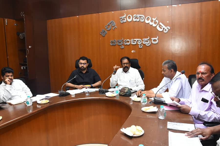 ಚಿಕ್ಕಬಳ್ಳಾಪುರದಲ್ಲಿ ನಡೆದ ಜಿಲ್ಲಾ ಗ್ಯಾರಂಟಿ ಯೋಜನೆಗಳ ಕುರಿತ ಪ್ರಗತಿ ಪರಿಶೀಲನಾ ಸಭೆಯಲ್ಲಿ ಯಲುವಳ್ಳಿ ರಮೇಶ್ ಮಾತನಾಡಿದರು