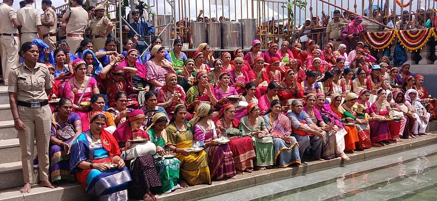 ಕಾವೇರಿ ಪವಿತ್ರ ತೀರ್ಥೋದ್ಭವಕ್ಕಾಗಿ ಕಲ್ಯಾಣಿಯ ಮೆಟ್ಟಿಲುಗಳ ಮೇಲೆ ಕಾದು ಕುಳಿತ ಭಕ್ತ ವೃಂದ