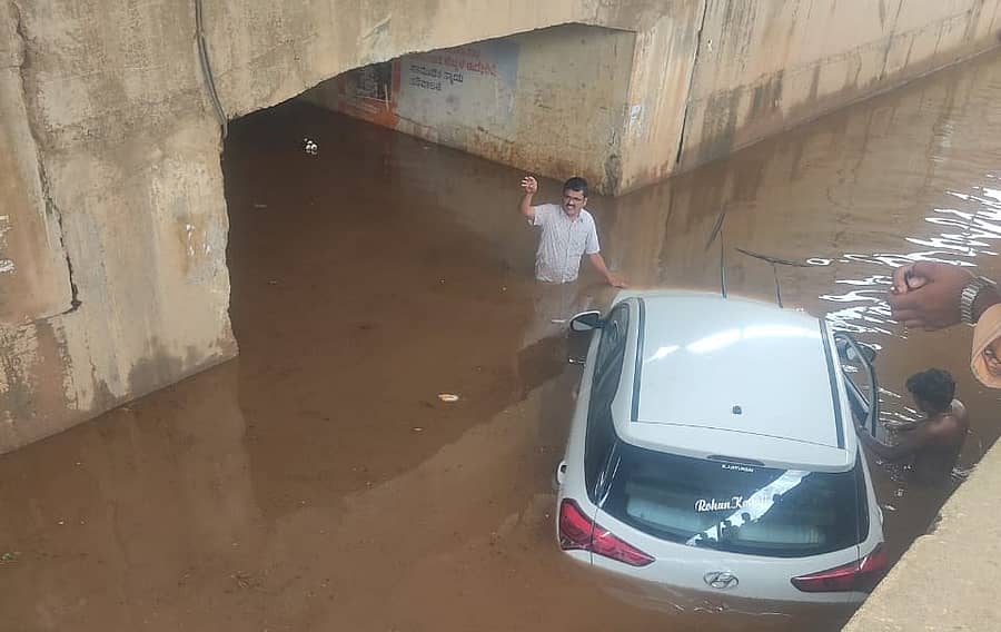 ಹಿರಿಯೂರು ತಾಲ್ಲೂಕಿನ ಪಟ್ರೆಹಳ್ಳಿ ಸಮೀಪ ರಾಷ್ಟ್ರೀಯ ಹೆದ್ದಾರಿ– 48ರಲ್ಲಿ ನಿರ್ಮಿಸಿರುವ ಅಂಡರ್ ಪಾಸ್‌ನಲ್ಲಿ ಇತ್ತೀಚೆಗೆ ಸುರಿದ ಮಳೆ ನೀರಿನಲ್ಲಿ ಕಾರೊಂದು ಮುಳುಗುತ್ತಿರುವುದು