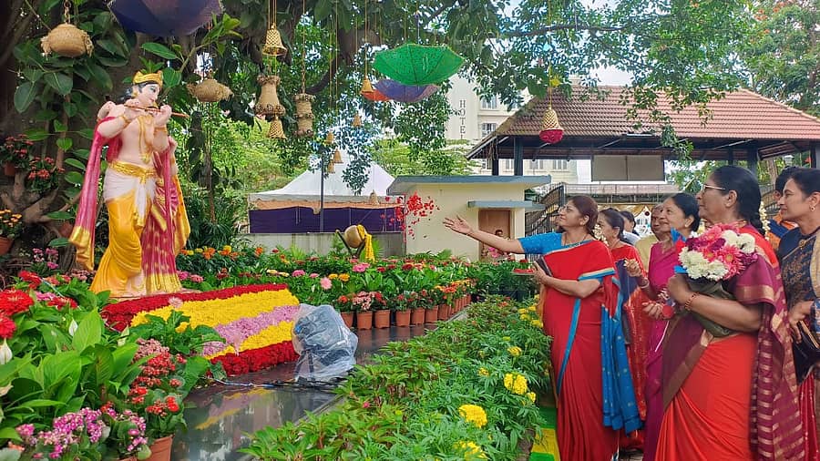 ಫಲ–ಪುಷ್ಪ ಪ್ರದರ್ಶನದಲ್ಲಿ ಕೃಷ್ಣನ ಪ್ರತಿಮೆಗೆ ಜಿ.ಪಂ. ಸಿಇಒ ಪೂರ್ಣಿಮಾ ಹಾಗೂ ಇತರರು ಪುಷ್ಪಾರ್ಪಣೆ ಮಾಡಿದರು