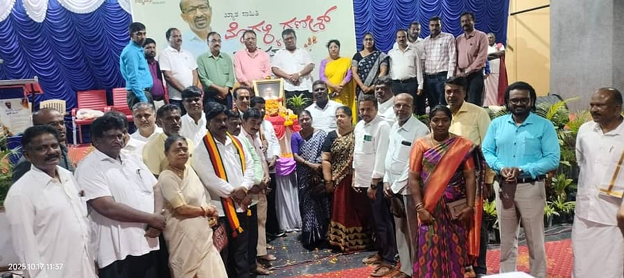 <div class="paragraphs"><p>ರಾಮನಗರದ ಡಾ. ಬಿ.ಆರ್. ಅಂಬೇಡ್ಕರ್ ಭವನದಲ್ಲಿ ‘ನಮ್ಮವರು’ ತಂಡ ಶುಕ್ರವಾರ ಹಮ್ಮಿಕೊಂಡಿದ್ದ ಸಾಹಿತಿ ಡಾ. ಮೊಗಳ್ಳಿ ಗಣೇಶ್ ಅವರ ನುಡಿನಮನ ಕಾರ್ಯಕ್ರಮದಲ್ಲಿ ಗಣ್ಯರು ಹಾಗೂ ಸಾಹಿತ್ಯಾಸಕ್ತರು ಮೊಗಳ್ಳಿ ಭಾವಚಿತ್ರಕ್ಕೆ ಪುಷ್ಪನಮನ ಸಲ್ಲಿಸಿದರು. </p></div>