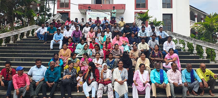 <div class="paragraphs"><p>ಶಿವಮೊಗ್ಗ ಜಿಲ್ಲಾಧಿಕಾರಿ ಕಚೇರಿ ಎದುರು ಸರ್ಕಾರಿ ಪದವಿ ಕಾಲೇಜುಗಳ ಅತಿಥಿ ಉಪನ್ಯಾಸಕರ ರಾಜ್ಯ ಸಮನ್ವಯ ಸಮಿತಿ ಕಾರ್ಯಕರ್ತರು ಗುರುವಾರ ಪ್ರತಿಭಟನೆ ನಡೆಸಿದರು.</p></div>