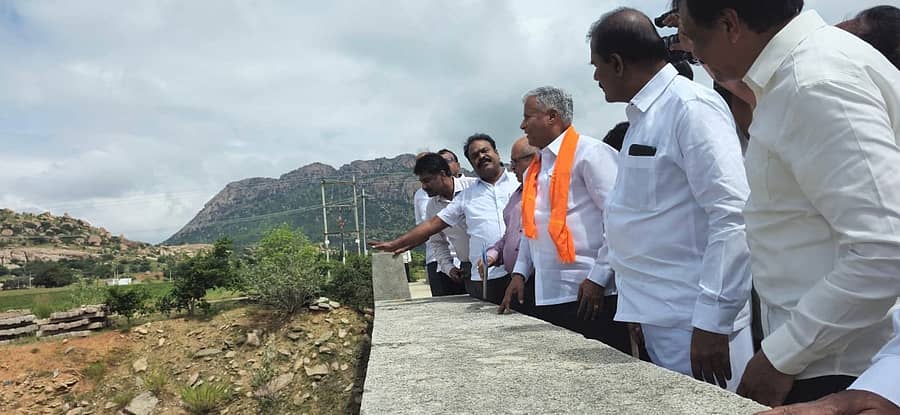 ಪಾವಗಡ ತಾಲ್ಲೂಕಿನಲ್ಲಿ ನಡೆಯುತ್ತಿರುವ ತುಮಕೂರು-ರಾಯದುರ್ಗ ರೈಲ್ವೆ ಕಾಮಗಾರಿ ಪ್ರಗತಿಯನ್ನು ಕೇಂದ್ರ ಸಚಿವ ವಿ. ಸೋಮಣ್ಣ ಪರಿಶೀಲಿಸಿದರು