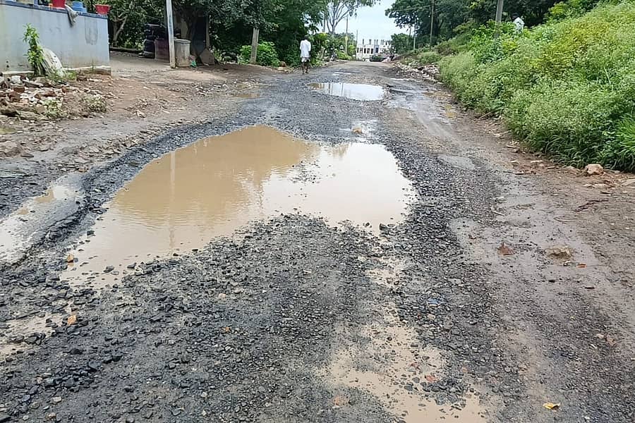 ಗುರುಮಠಕಲ್‌ ಹತ್ತಿರದ ಚಪೆಟ್ಲಾ ಗ್ರಾಮದ ಮಾತಾ ಮಾಣಿಕೇಶ್ವರಿ ದೇವಸ್ಥಾನದ ಹತ್ತಿರದಲ್ಲಿ ಹೆದ್ದಾರಿಯಲ್ಲಿನ ಗುಂಡಿ.