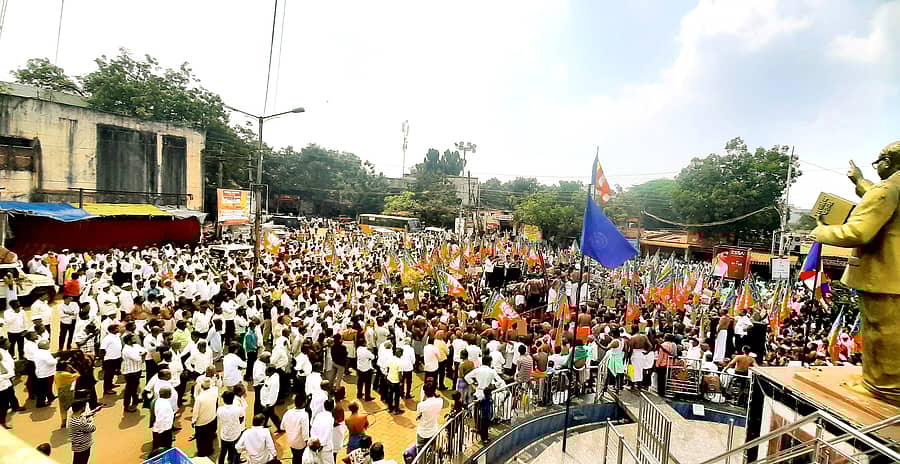 ಬಸವಕಲ್ಯಾಣದಲ್ಲಿ ಶುಕ್ರವಾರ ಅತಿವೃಷ್ಟಿಯಿಂದ ಆಗಿರುವ ಹಾನಿಗೆ ಪರಿಹಾರ ಒದಗಿಸಲು ಆಗ್ರಹಿಸಿ ಶಾಸಕ ಶರಣು ಸಲಗರ ನೇತೃತ್ವದಲ್ಲಿ ಬಿಜೆಪಿಯಿಂದ ನಡೆದ ಅರೆಬೆತ್ತಲೆ ಪ್ರತಿಭಟನೆ ಡಾ.ಅಂಬೇಡ್ಕರ ವೃತ್ತಕ್ಕೆ ಬಂದಾಗ ಕಂಡು ಬಂದ ದೃಶ್ಯ