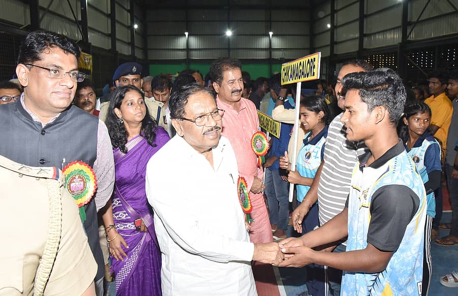 ತುಮಕೂರು ಜಿಲ್ಲಾ ಕ್ರೀಡಾಂಗಣದಲ್ಲಿ ಶುಕ್ರವಾರ ಜಿಲ್ಲಾ ಉಸ್ತುವಾರಿ ಸಚಿವ ಜಿ.ಪರಮೇಶ್ವರ ಕ್ರೀಡಾಪಟುಗಳಿಗೆ ಶುಭ ಕೋರಿದರು. ವಿಧಾನ ಪರಿಷತ್‌ ಸದಸ್ಯ ಡಿ.ಟಿ.ಶ್ರೀನಿವಾಸ್‌, ಜಿಲ್ಲಾಧಿಕಾರಿ ಶುಭ ಕಲ್ಯಾಣ್‌, ಜಿ.ಪಂ ಸಿಇಒ ಜಿ.ಪ್ರಭು ಇತರರು ಉಪಸ್ಥಿತರಿದ್ದರು