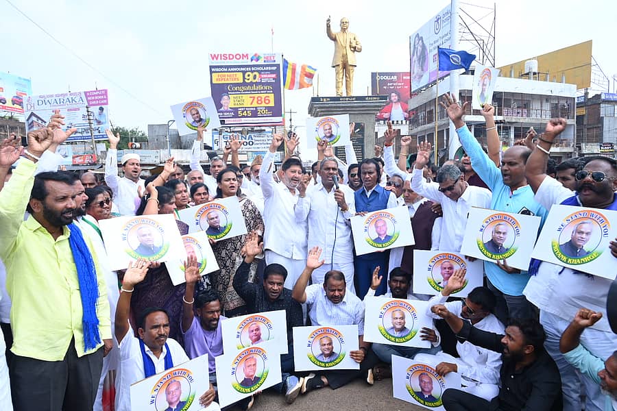 ಆರ್‌ಎಸ್‌ಎಸ್‌ ಮೇಲೆ ನಿಷೇಧ ಹೇರಬೇಕೆಂದು ಆಗ್ರಹಿಸಿ ಕಾಂಗ್ರೆಸ್‌ ಹಾಗೂ ಪ್ರಗತಿಪರ ಸಂಘಟನೆಗಳ ಕಾರ್ಯಕರ್ತರು ಬೀದರ್‌ನಲ್ಲಿ ಶುಕ್ರವಾರ ಪ್ರತಿಭಟನೆ ನಡೆಸಿದರು